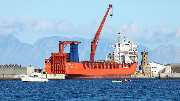Die "Lady R" im Hafen von Simon's Town, dem größen Marinestützpunkt Südafrikas.