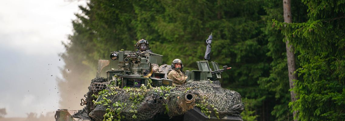 In einen M1 Abrams passen vier Insassen. Sie werden mit einer stahlummantelten Panzerung mit abgereichertem Uran vor Angriffen geschützt.