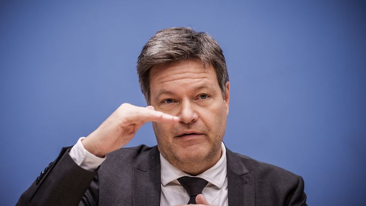 Mit einer Rezession rechnet Wirtschaftsminister Habeck nun nicht mehr - das führt er auch auf eigene Maßnahmen zurück.