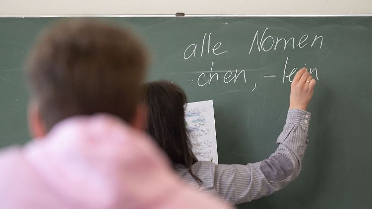 An vielen Schulen fallen regelmäßig Stunden aus, weil fehlende Lehrkräfte nicht kurzfristig ersetzt werden können.