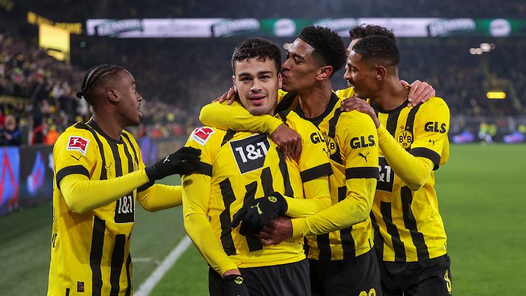 Giovanni Reyna (Mitte) gelingt in der Nachspielzeit der glückliche Siegtreffer in Mainz. 
