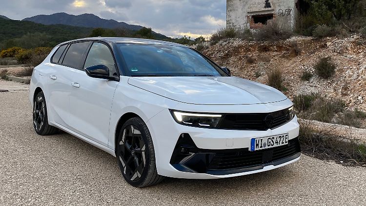 Das schwarze Opel-Logo versumpft leider im ebenso schwarzen Kühlergrill, dem Opel-"Vizor".