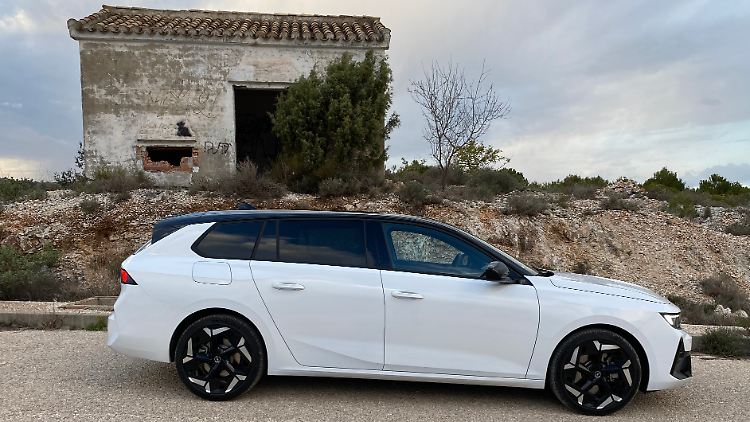 Mit einer Länge von 4,64 Metern ist der Astra Sports Tourer (Kombi) fast 30 Zentimeter länger als das Kurzheck und kann deutlich mehr einladen.