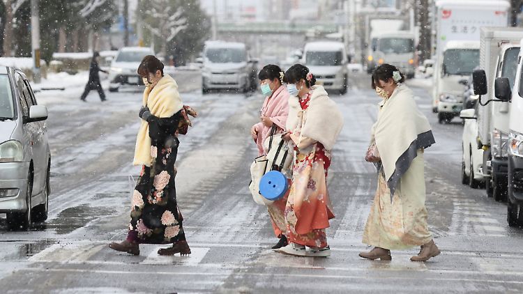 In Japan ist auf den vereisten Straßen, wie hier in Kyoto, derzeit Vorsicht geboten.