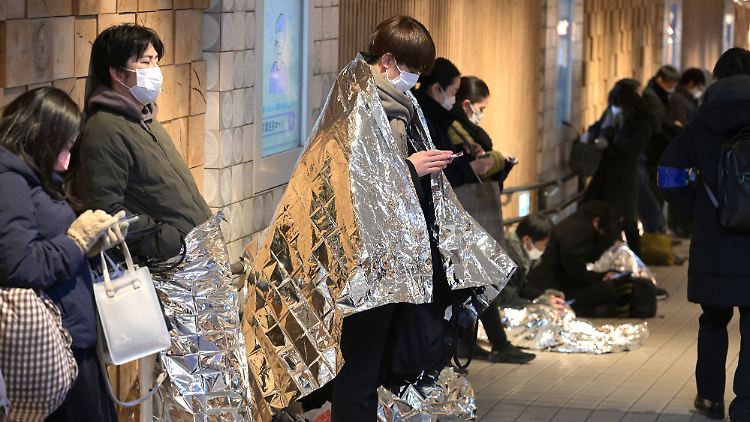Zahlreiche Menschen verbrachten in Kyoto die Nacht in Zugabteilen oder Bahnhöfen.