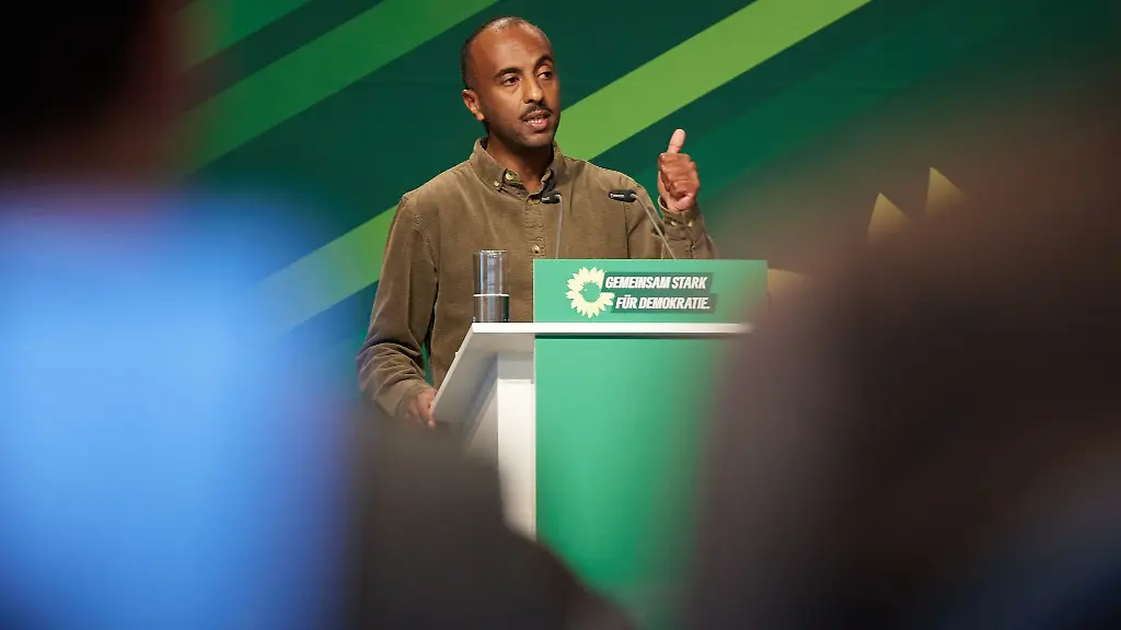 Landesvorsitzender-Philmon-Ghirmai-spricht-beim-Parteitag-seiner-Partei-im-Estrel-Convention-Center