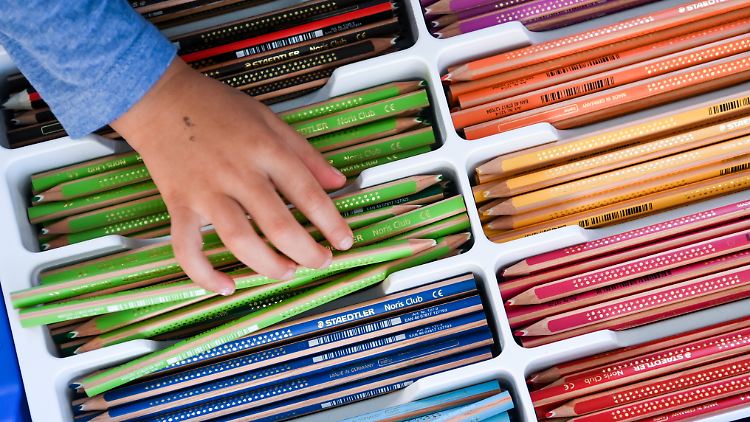 Die Studienautoren dringen darauf, dass die Bundesregierung die angekündigte Kindergrundsicherung zügig umsetzt.
