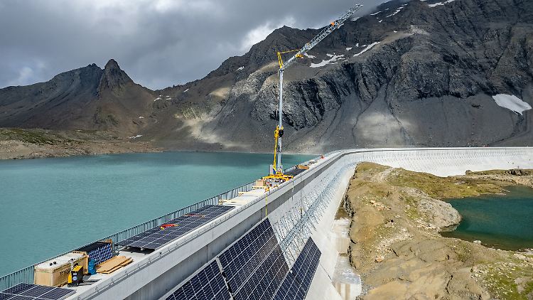 An der Schweizer Muttsee-Staumauer steht die bislang größte alpine Solaranlage.