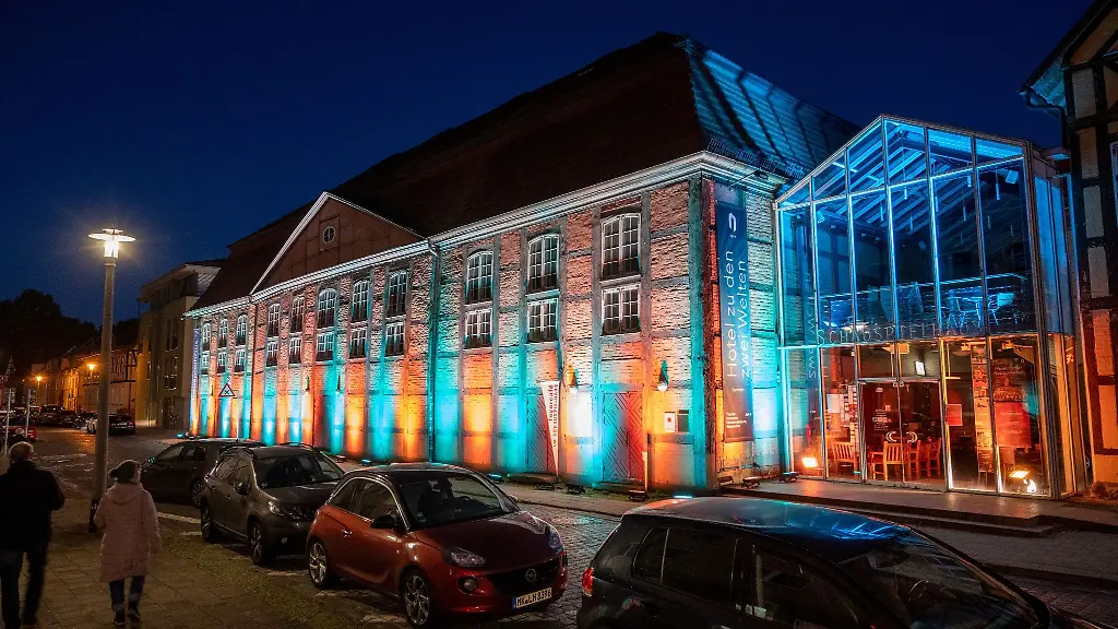Farbig-beleuchtet-ist-das-Schauspielhaus-in-Neubrandenburg
