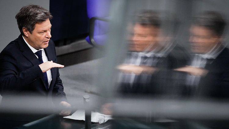 Derzeit helfen die weniger stark steigenden Energiepreise bei der Inflationsbekämpfung. Über die Notenbanken muss laut Habeck aber nun an der Kerninflation gearbeitet werden.