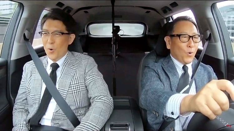 Wechsel an der Toyota-Spitze: Akio Toyoda (r.) geht und Koji Sato (l.) ersetzt ihn. Das Foto entstand bei einer Testfahrt mit dem ersten Elektrofahrzeugmodell von Lexus.