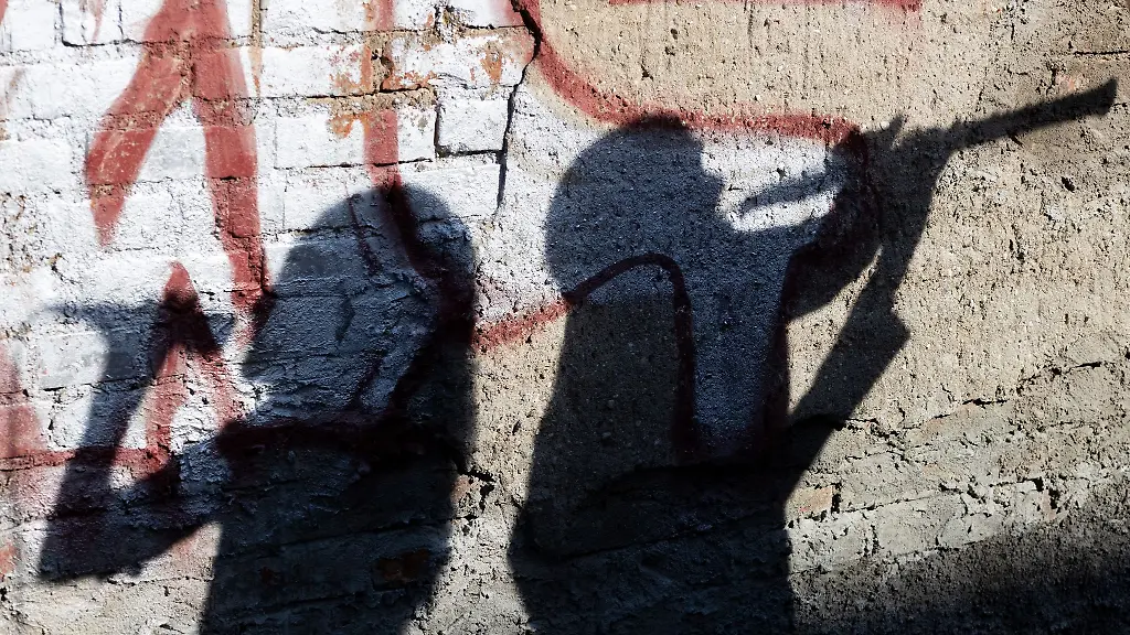 Die-Schatten-von-probenden-Musikern-zeichnen-sich-an-einer-Wand-ab