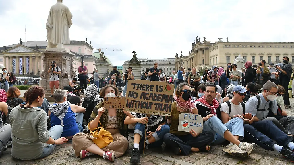Menschen-protestieren-auf-dem-Gelaende-der-Humboldt-Universitaet-Berlin-gegen-den-Krieg-im-Gazastreifen
