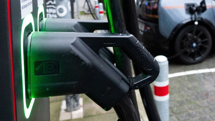 Öffentliche Schnellladesäule für Elektroautos: Vor allem für Laternenparker sind die Energiekosten explodiert. 