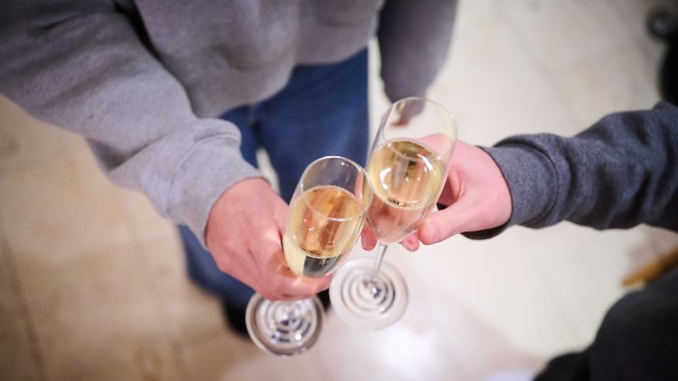 In Deutschland dürfen schon 14-Jährige im Beisein der Eltern Alkohol trinken.