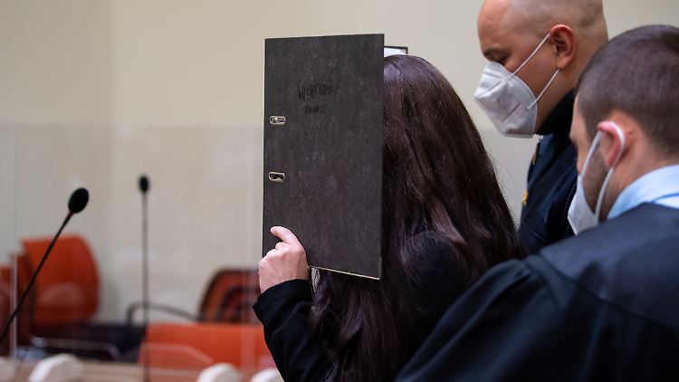 Das OLG befand Jennifer W. unter anderem eines Verbrechens gegen die Menschlichkeit mit Todesfolge sowie Mitgliedschaft in einer terroristischen Vereinigung im Ausland für schuldig.