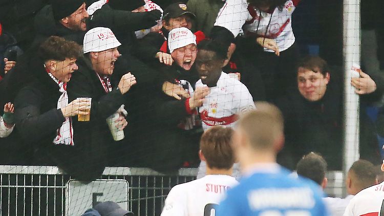 Ahamada jubelte mit den Stuttgart-Fans und flog vom Platz.