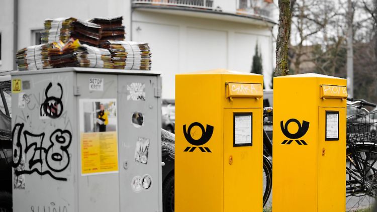 Bundesweit blieben rund 450.000 Pakete und 1,7 Millionen Briefe liegen.