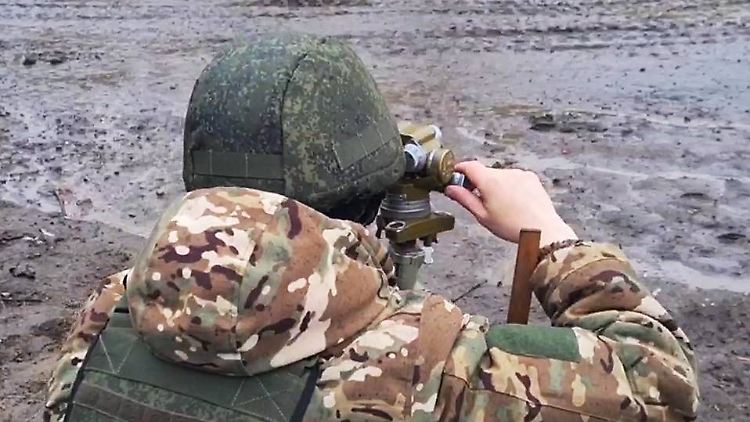 Ein russischer Soldat sondiert die Lage in der Region Luhansk. 