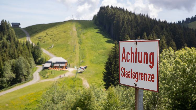 Hinweisschild am Dreiländereck Slowenien, Italien, Österreich. 