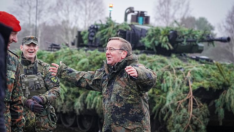 "Bin froh, wieder bei der Truppe zu sein" - nach sieben Tagen im Amt besucht Boris Pistorius zum ersten Mal Soldaten der Bundeswehr.