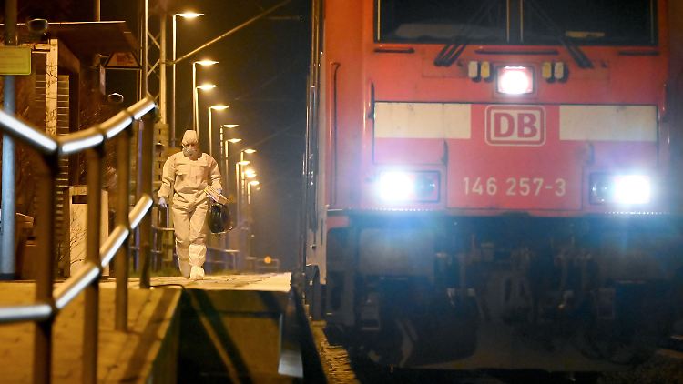 Der Täter hat im Regionalzug mit einem Messer auf Fahrgäste eingestochen. Eine 17-Jährige und ein 19-Jähriger wurden getötet