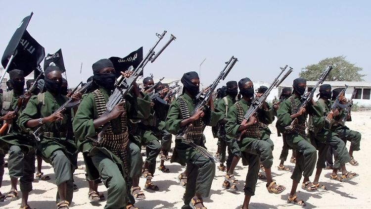 Al-Shabaab-Kämpfer bei einer Parade. Die Gruppierung will einen islamischen Staat am Horn von Afrika errichten.