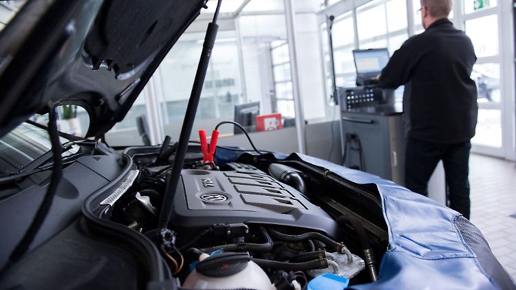 Extrarunde: Manchmal müssen Nachbesserungen am Auto von den Herstellern in Werkstätten verpflichtend durchgeführt werden.