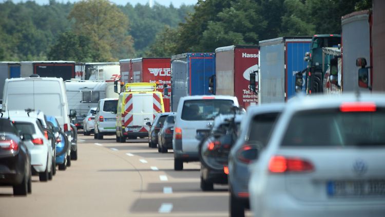 Nicht zögern: Die erforderliche Rettungsgasse muss stets sofort gebildet werden. Dazu fahren die Autos auf dem linken Streifen nach links, die auf allen anderen Spuren nach rechts.