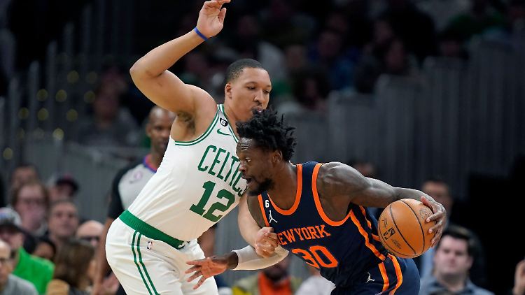 Grant Williams (l) musste sich mit den Celtics den New York Knicks mit Julius Randle geschlagen geben.