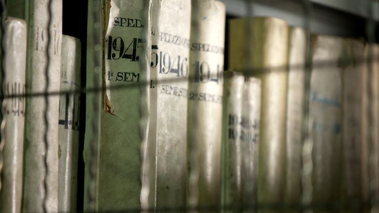 Nach und nach werden die Archivbestände jetzt von Wissenschaftlerinnen und Wissenschaftlern gesichtet.