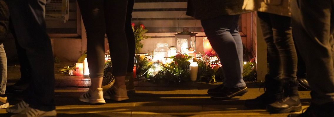 Einwohner der Kleinstadt Brokstedt gedenken der Opfer der Messerattacke im Bahnhof von Brokstedt.
