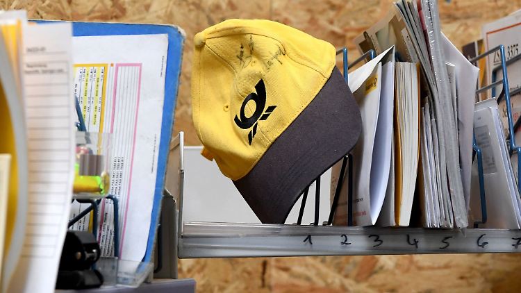 In vielen Verteilzentren der Post ruht die Arbeit. Wer auf Pakete oder Briefe wartet, sollte Geduld mitbringen.