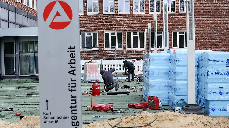 Personen, die weder eine Arbeit suchen noch kurzfristig verfügbar sind, aber dennoch einen generellen Arbeitswunsch äußern, werden zur "stillen Reserve" gezählt.