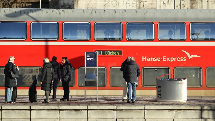 Viele Pendler warten sehnsüchtig auf die Einführung des 49-Euro-Tickets.