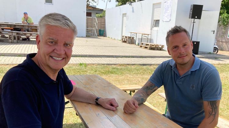 CDU-Mann Frank Steffel (l.) sitzt mit Kay Bernstein kurz vor der Wahl im vergangenen Sommer an einem Biertisch.