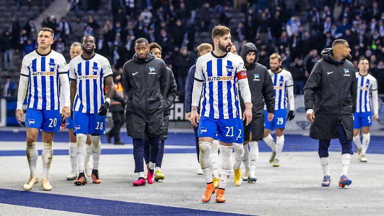 Die Hertha-Spieler schleichen nach dem Debakel gegen Wolfsburg durchs Olympiastadion.