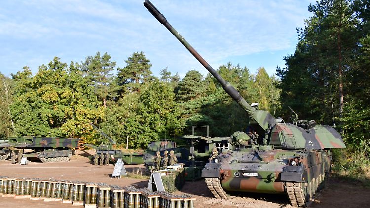 Lange vor den jüngsten Debatten um Marder- und Leopard-Panzer schickte Deutschland bereits Panzerhaubitzen in die Ukraine.