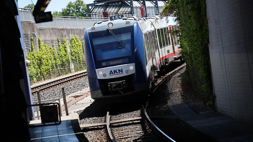 Ein-Zug-der-Eisenbahngesellschaft-AKN-faehrt-in-den-Bahnhof-von-Kaltenkirchen-ein
