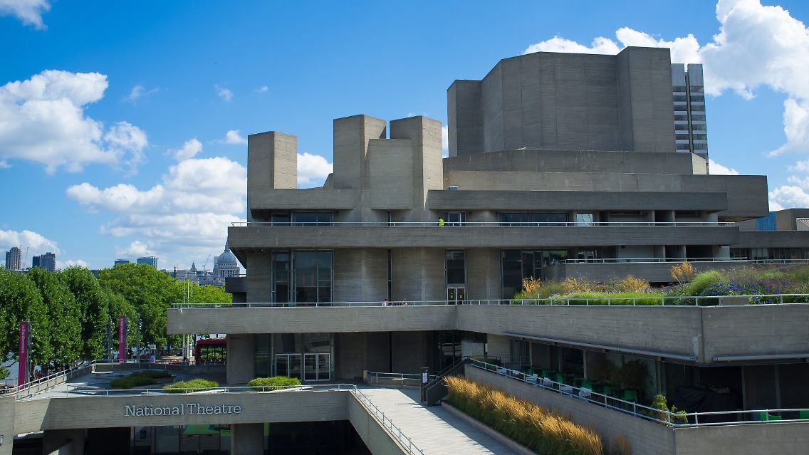 Brutalismus pur ganz in diesem Sinne steht in London: Das Royal National Theatre, das zu polarisieren weiß. Die Bevölkerung wählte das Theater sowohl unter die zehn beliebtesten als auch unter die zehn meistgehassten Gebäude der Stadt.