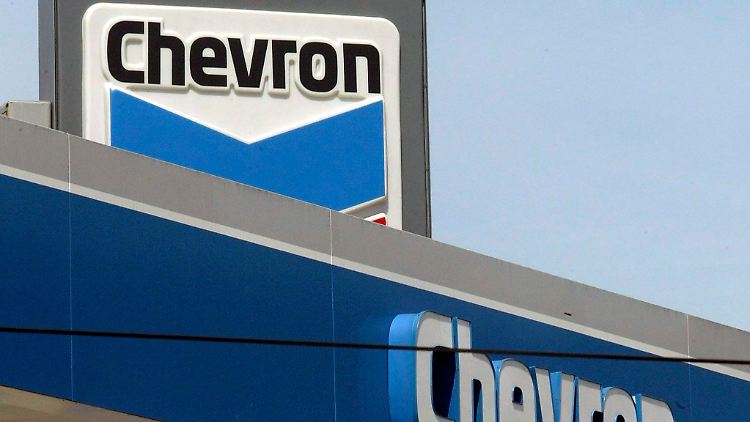 Das Logo von Chevron steht an einer Tankstelle des Unternehmens. Der zweitgrößte US-Ölmulti konnte vergangenes Jahr ordentlich zulegen.