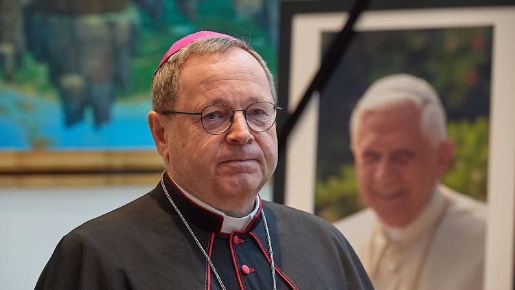 Bei der Debatte ums Zölibat verlasse der Heilige Geist nicht fluchtartig den Raum, meint der Limburger Bischof Bätzing.