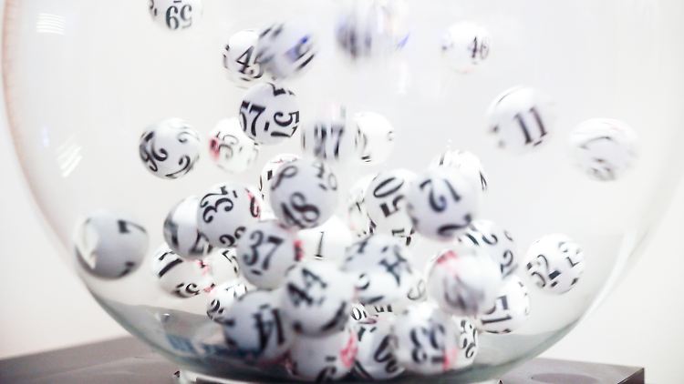 Welche Zahlen beim Eurojackpot oder beim Lotto gezogen werden, kann leider niemand valide vorhersagen.