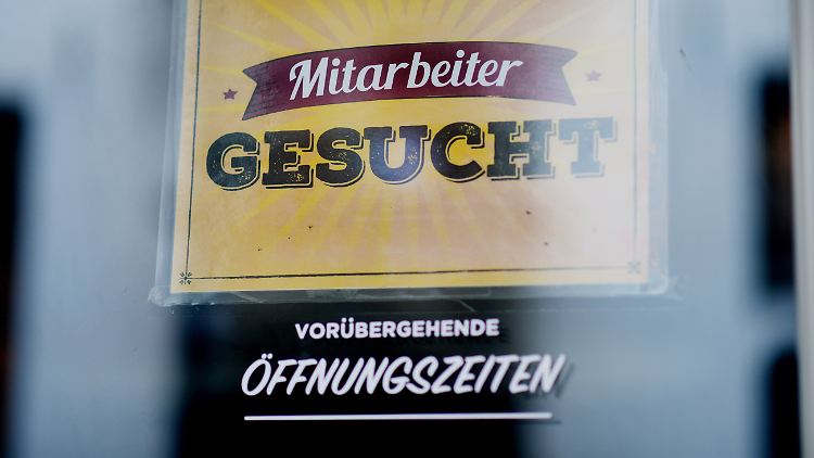 Viele Betriebe suchen händeringend Servicekräfte, immer mehr Mitarbeiter kommen aber inzwischen zurück.