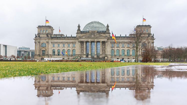 Außen ausladend, innen überfüllt: Der Bundestag debattiert heute über eine Selbstverkleinerung. 