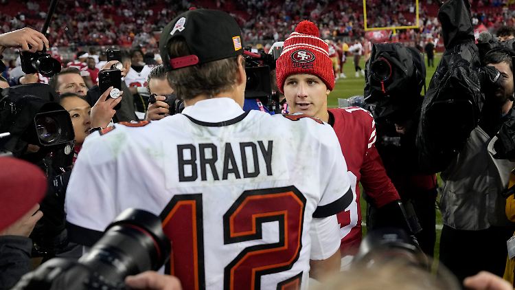 Mitte Dezember besiegte Purdy (rechts) den großen Tom Brady.