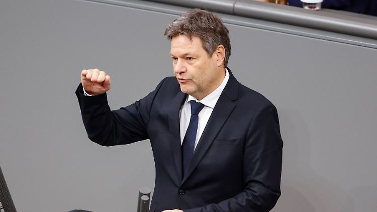 "Es ist nicht akzeptabel, wie Polizistinnen und Polizisten pauschal verunglimpft werden", sagte Bundeswirtschaftsminister Habeck.