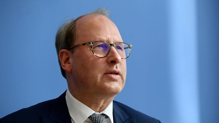 HDE-Chef Stefan Genth sieht die Verbraucherstimmung auf dem Tiefpunkt.