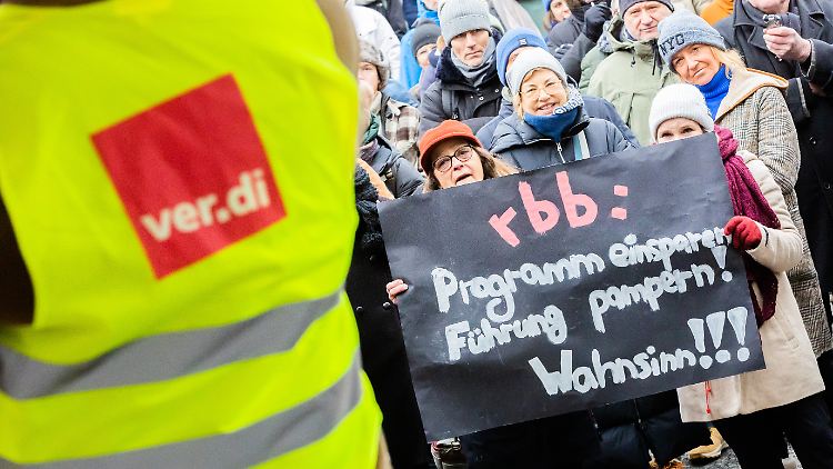 Selbstbedienungsmentalität der Führung: Streik vor dem RBB-Hauptstandort in Charlottenburg. 