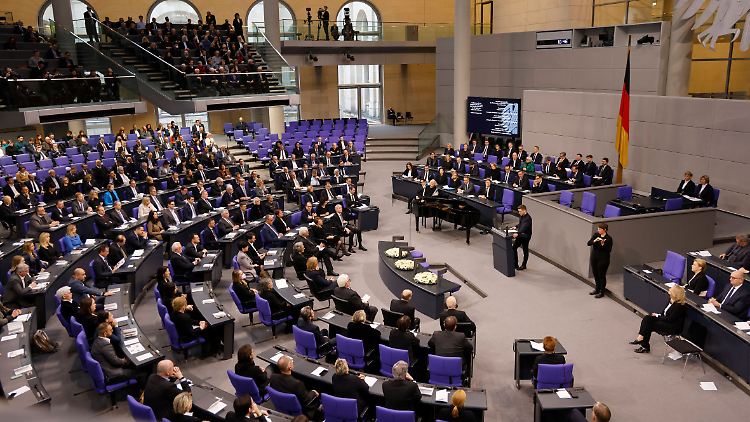 Aktuell beherbergt der Bundestag 736 Mitglieder. Ziel ist, die Sitze auf 598 zu minimieren.